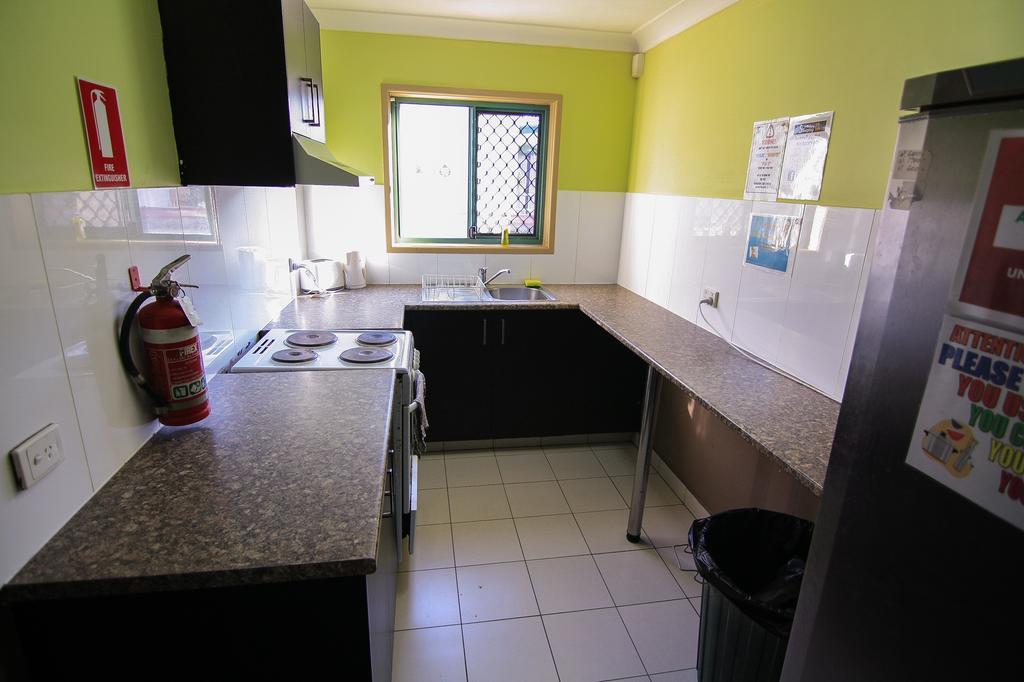 Sleeping Inn Backpackers Resort Gold Coast Exterior photo