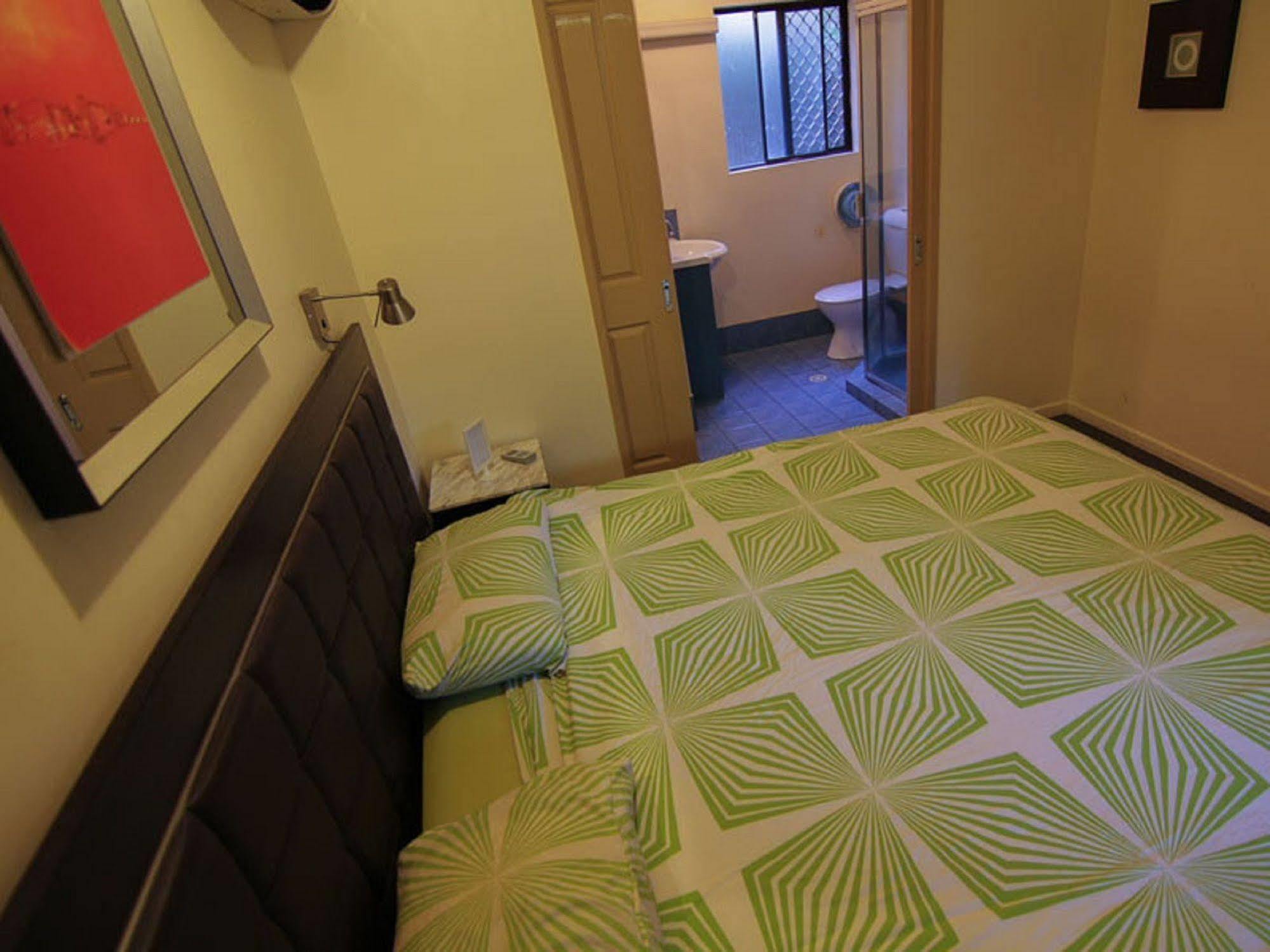 Sleeping Inn Backpackers Resort Gold Coast Exterior photo